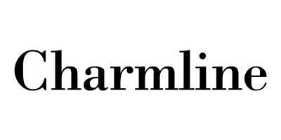 Logotipo de Charmline, marca reconocida por sus bikinis moldeadores y trajes de baño elegantes, perfectos para lucir en Torremolinos.