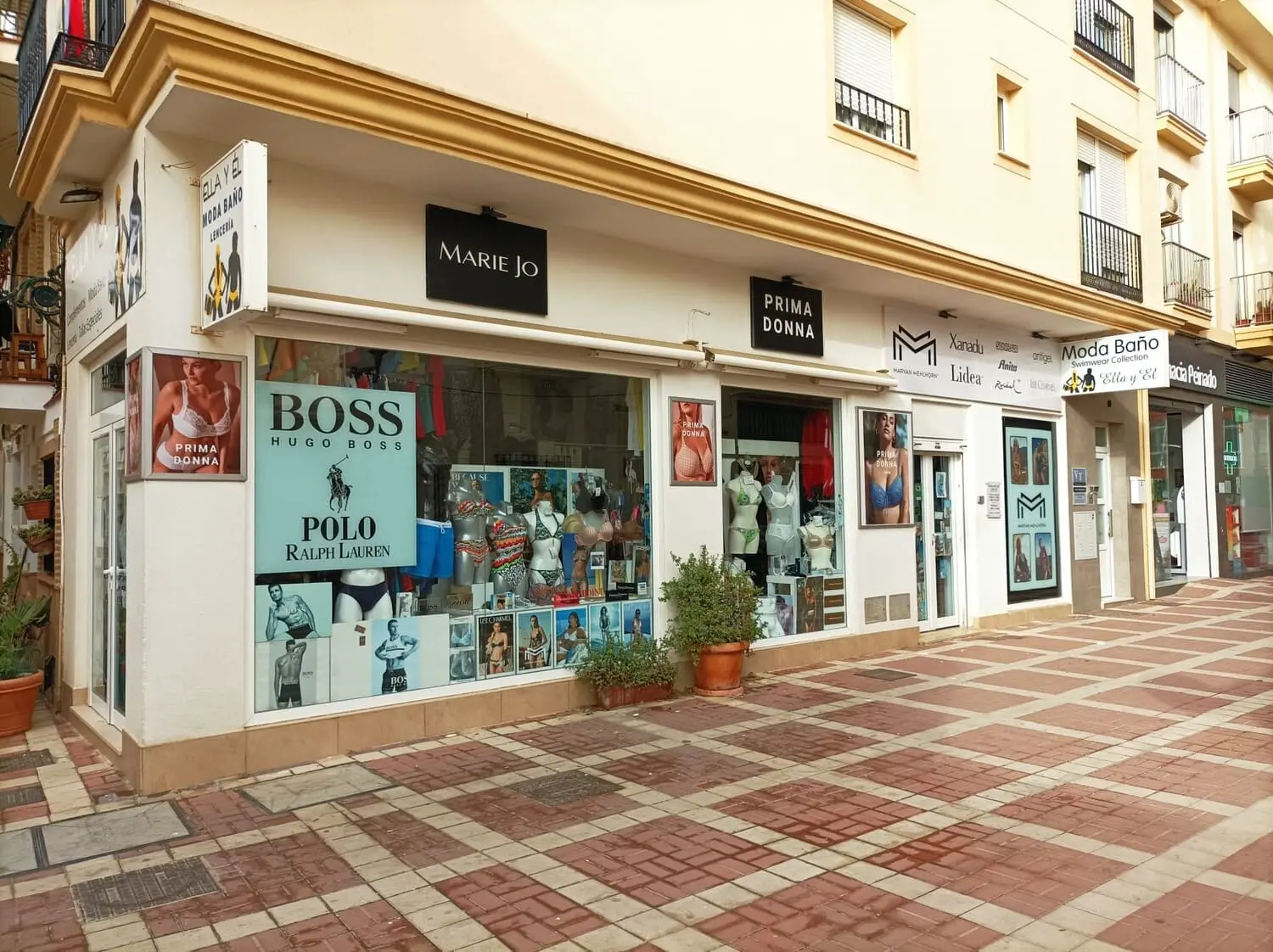 Fachada de una tienda de moda baño en Torremolinos que ofrece bikinis, ropa interior y marcas de prestigio como Prima Donna y Hugo Boss.