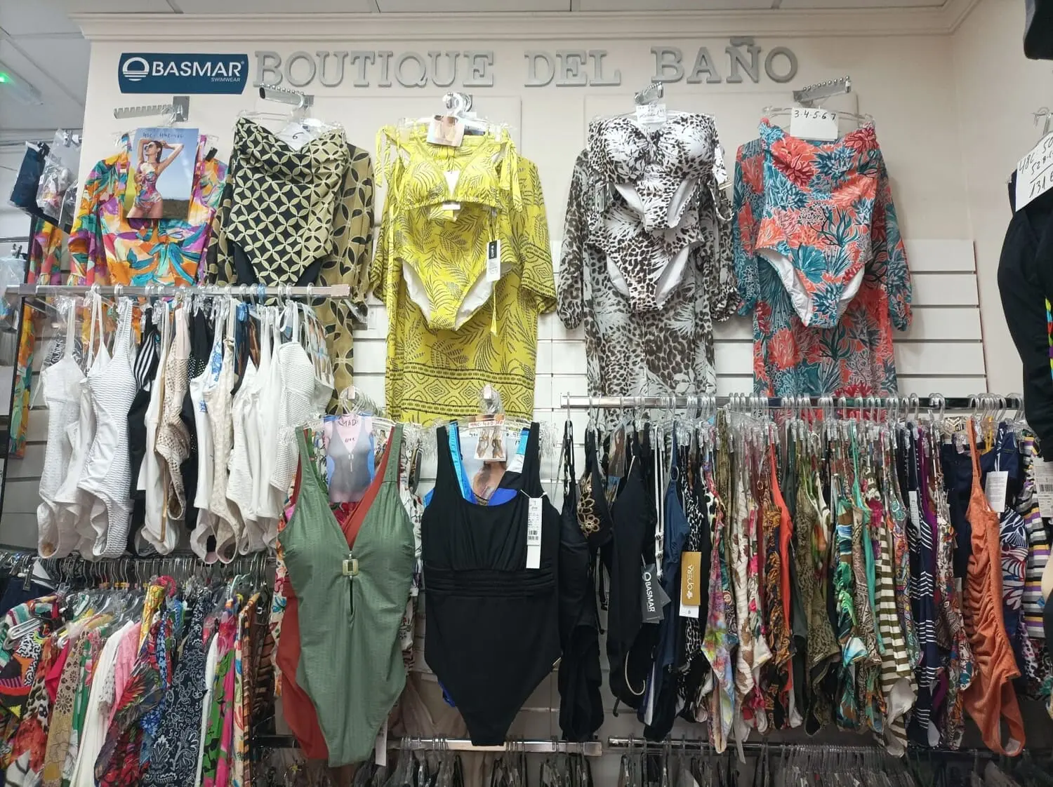 Interior de tienda especializada en trajes de baño y bikinis, con una amplia variedad de modelos y estampados para lucir en Torremolinos.